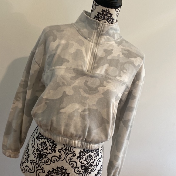 Hippie Rose Camo 1/4 Zip Crop Sweatshirt Size Small - Picture 2 of 6